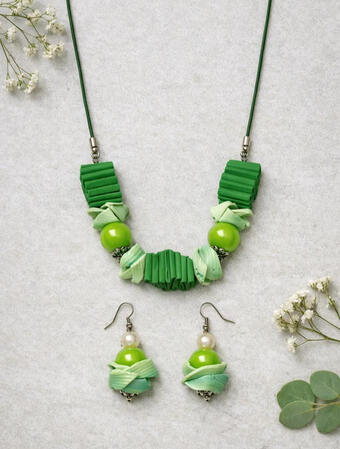 Grünes Schmuckset mit Perlen. Frische Farben und weiche Formen schaffen ein lebendiges Set, das Leichtigkeit und Individualität in Ihren Stil bringt.