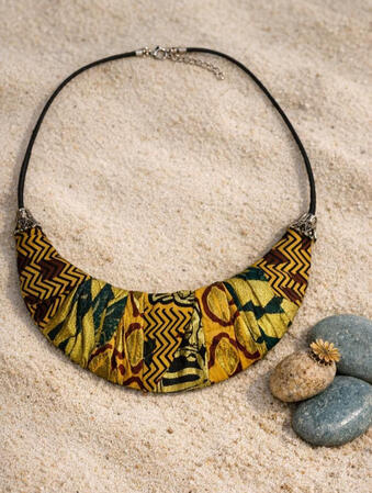 Afrokubanisches Ankara Halbmond Collier in Gold, Blau und Dunkelrot. Ein markantes Statement Piece mit klarer Form und kraftvoller Farbwirkung, das jedem Outfit sofort Ausdruck und Eleganz verleiht.