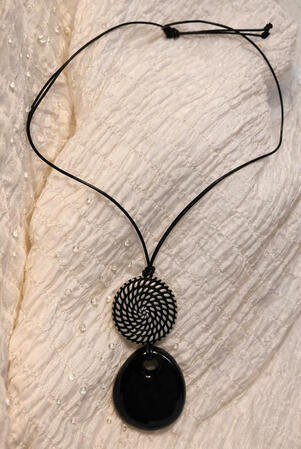 Spiralscheiben Kette mit Onyx Anhänger. Minimalistisch und kraftvoll zugleich. Klare Formen schaffen einen modernen und zeitlosen Look.