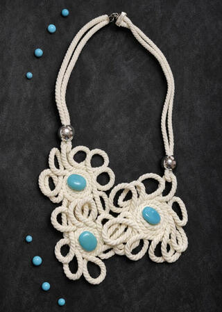 Seilgeflecht Collier mit Türkis Cabochons. Geflochtene Struktur trifft auf leuchtende Farbakzente und macht dieses Collier zu einem echten Blickfang.